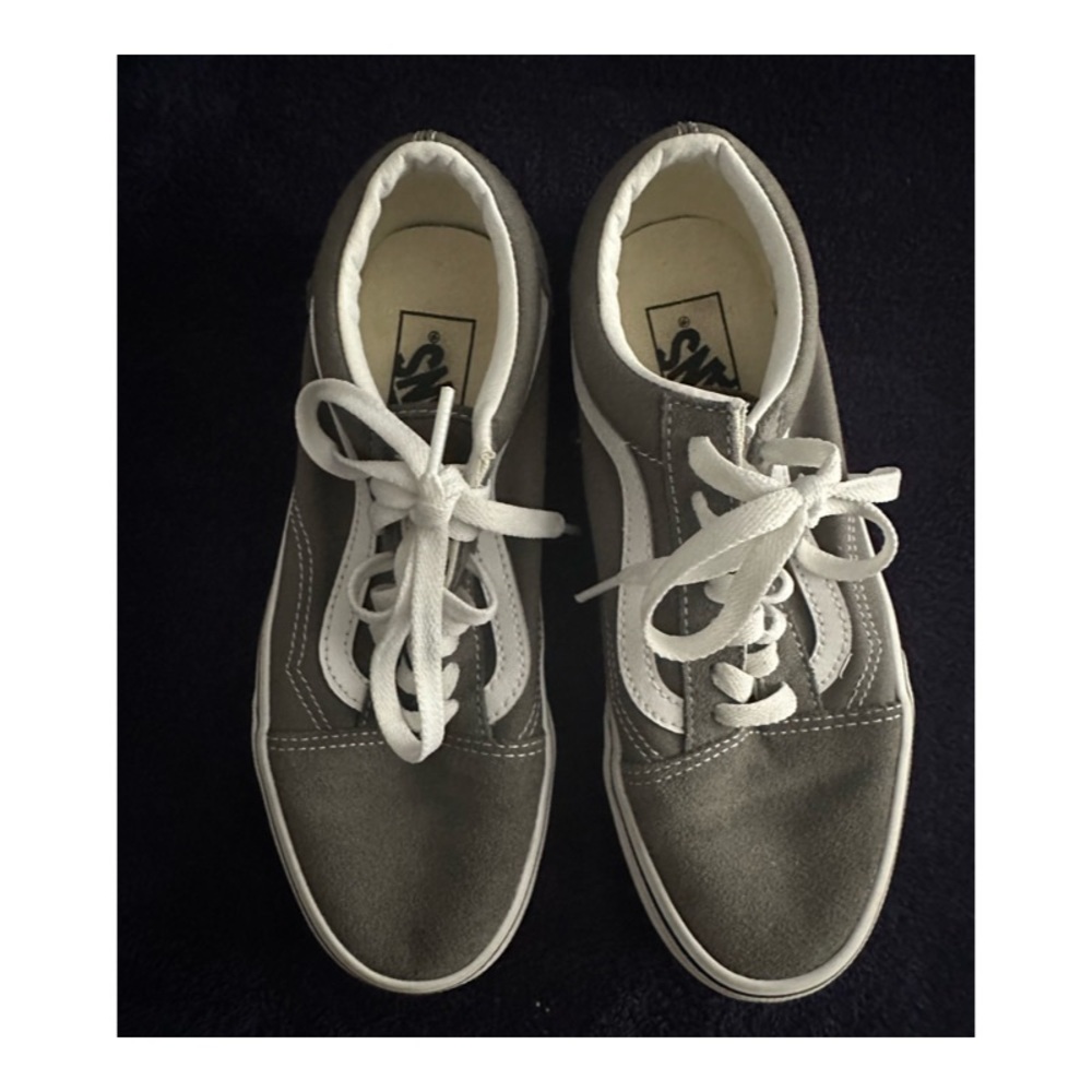 Vans Gray and White Old Skool Sneakers
US Men 5.0
USWomen 6.5
